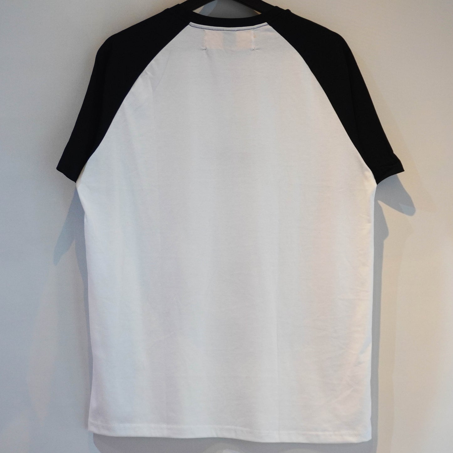 SKOLOCT FINGER SLOGAN RAGLAN T-SHIRT