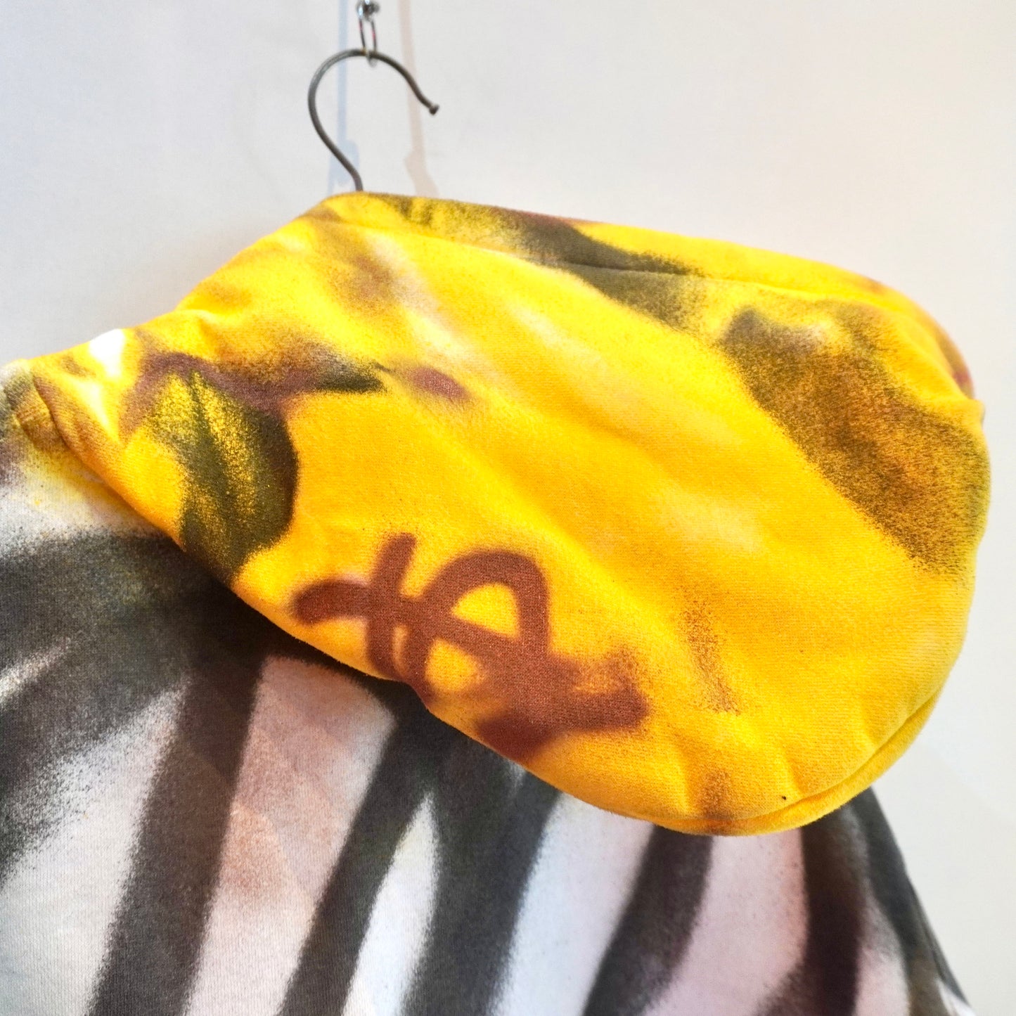 SKOLOCT SPRAY PAINTED ZIP HOODIE (M)