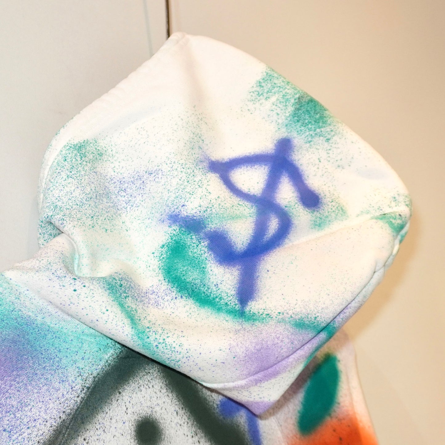 SKOLOCT SPRAY PAINTED REWORKED DICE HOODIE (M)