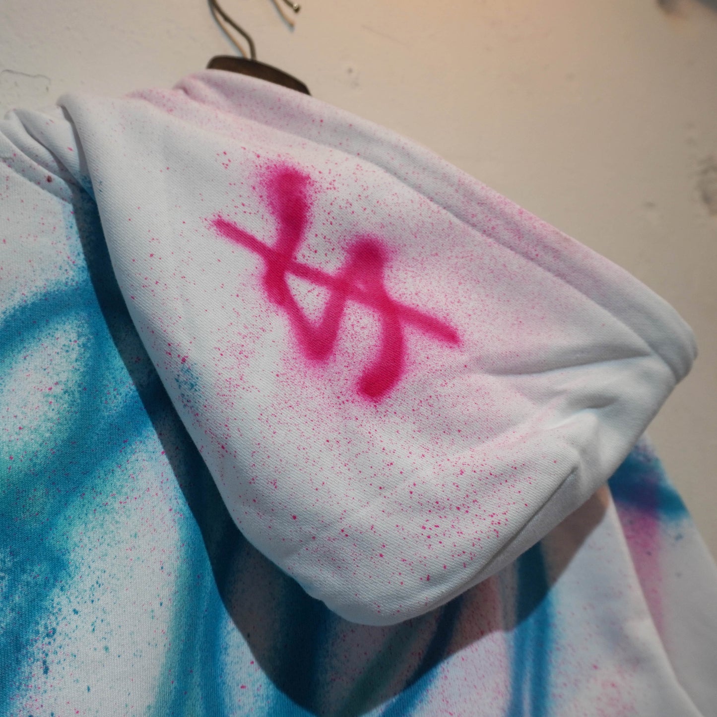 SKOLOCT SPRAY PAINTED ZIP HOODIE (S)