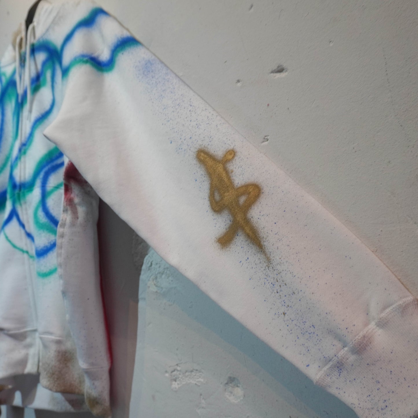 SKOLOCT SPRAY PAINTED ZIP HOODIE (M)