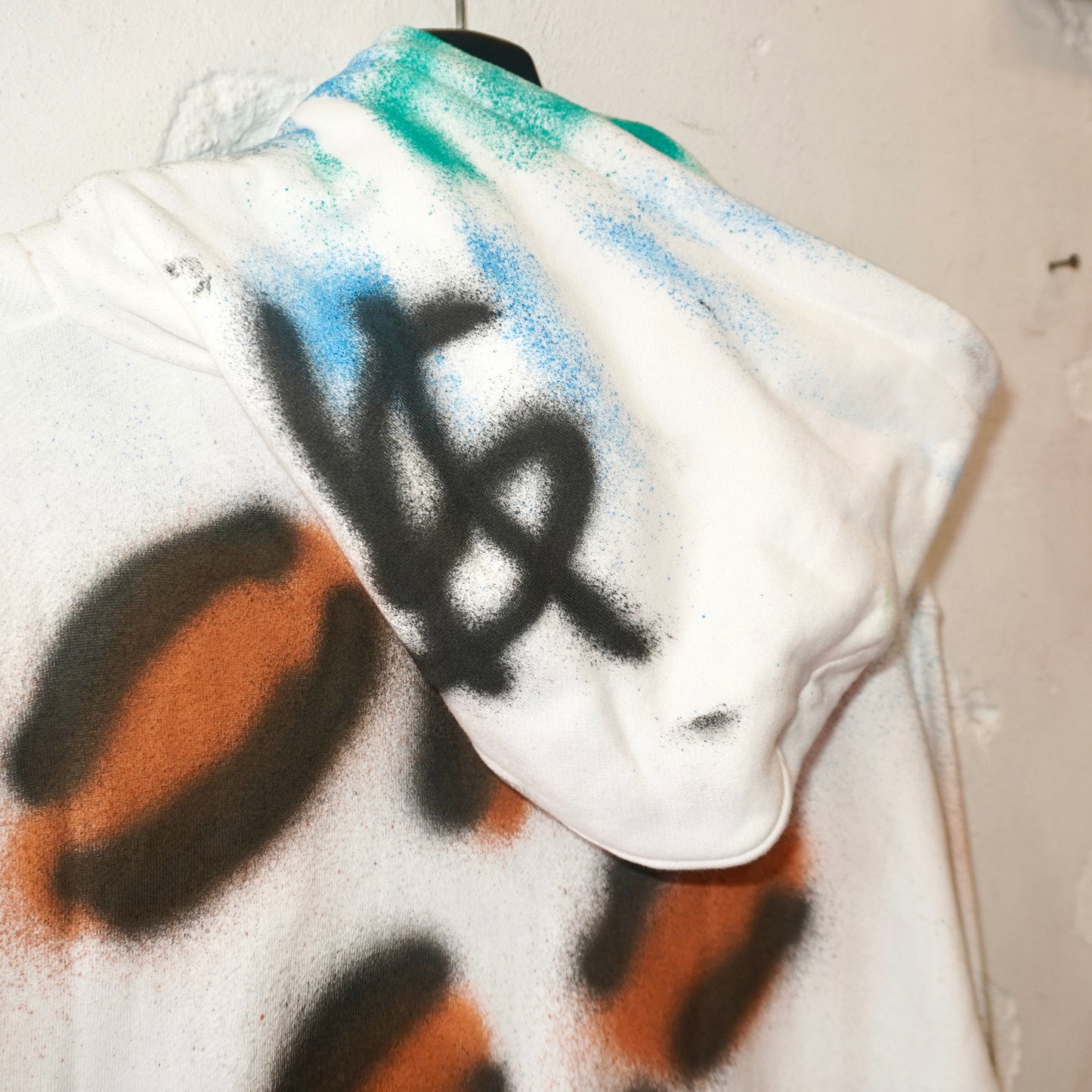 SKOLOCT SPRAY PAINTED REMAKE HOODIE (L)