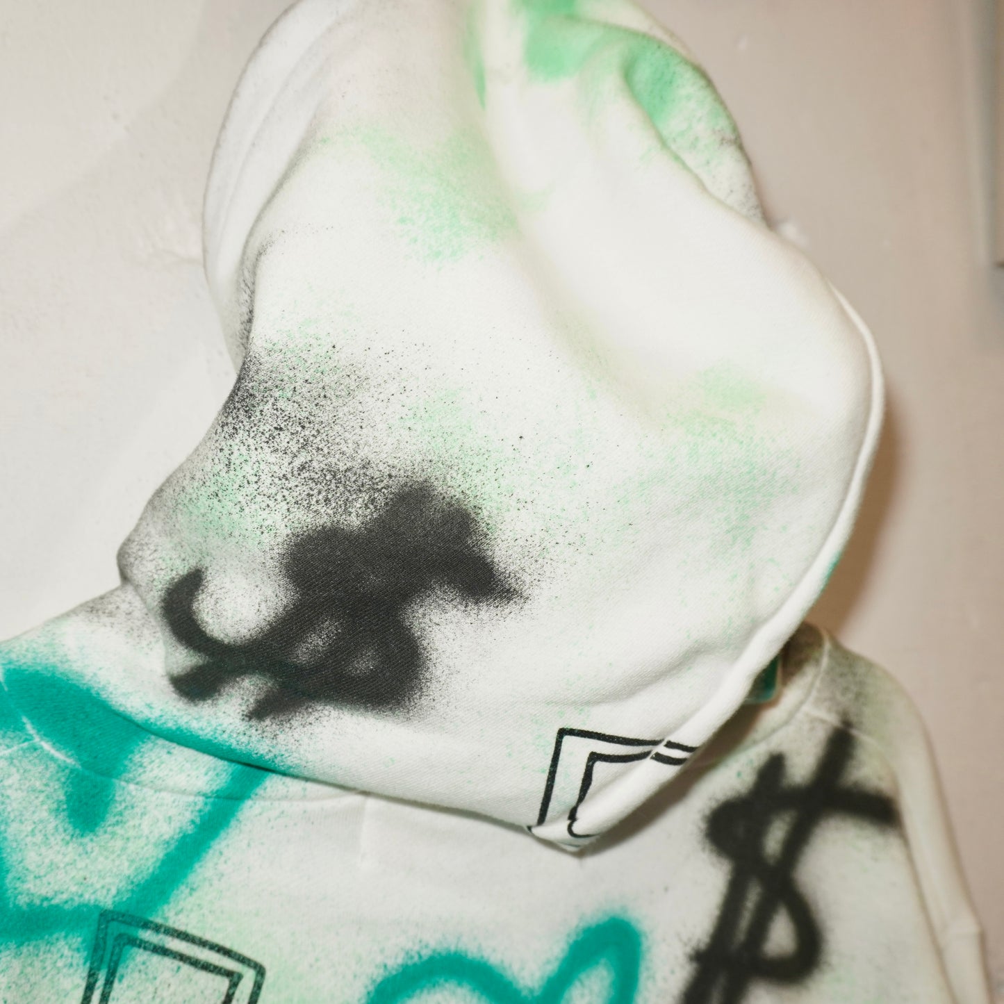 SKOLOCT SPRAY PAINTED REMAKE HOODIE (L)