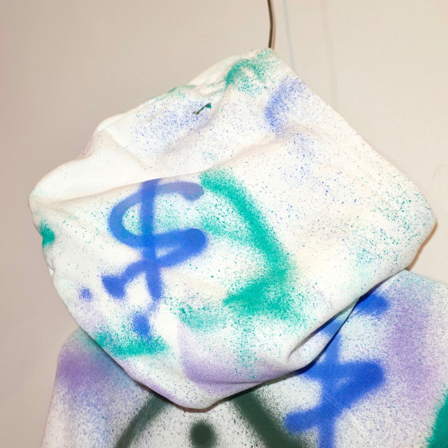 SKOLOCT SPRAY PAINTED REWORKED DICE HOODIE (M)