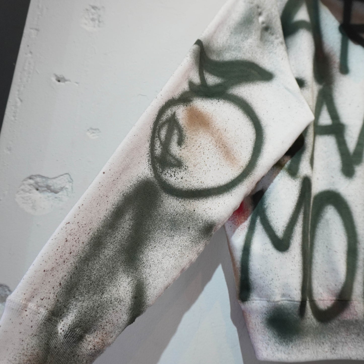 SKOLOCT SPRAY PAINTED ZIP HOODIE (L)