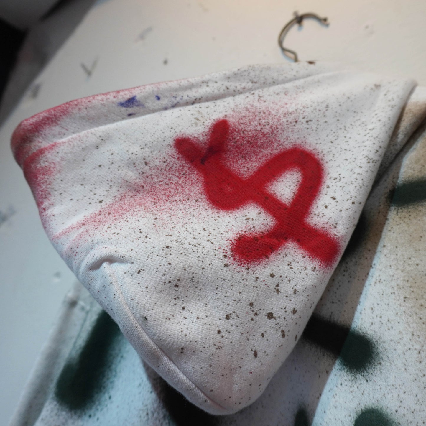 SKOLOCT SPRAY PAINTED ZIP HOODIE (L)