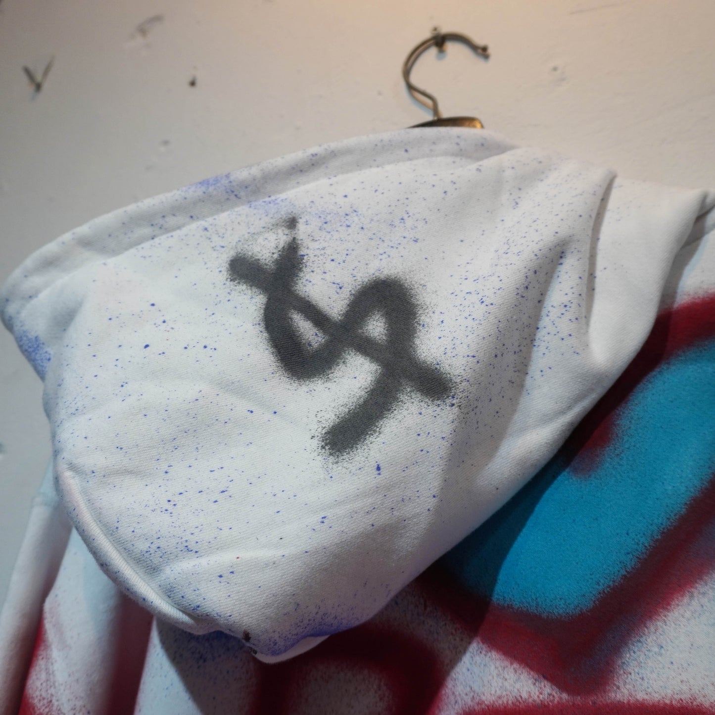 SKOLOCT SPRAY PAINTED ZIP HOODIE (XL)
