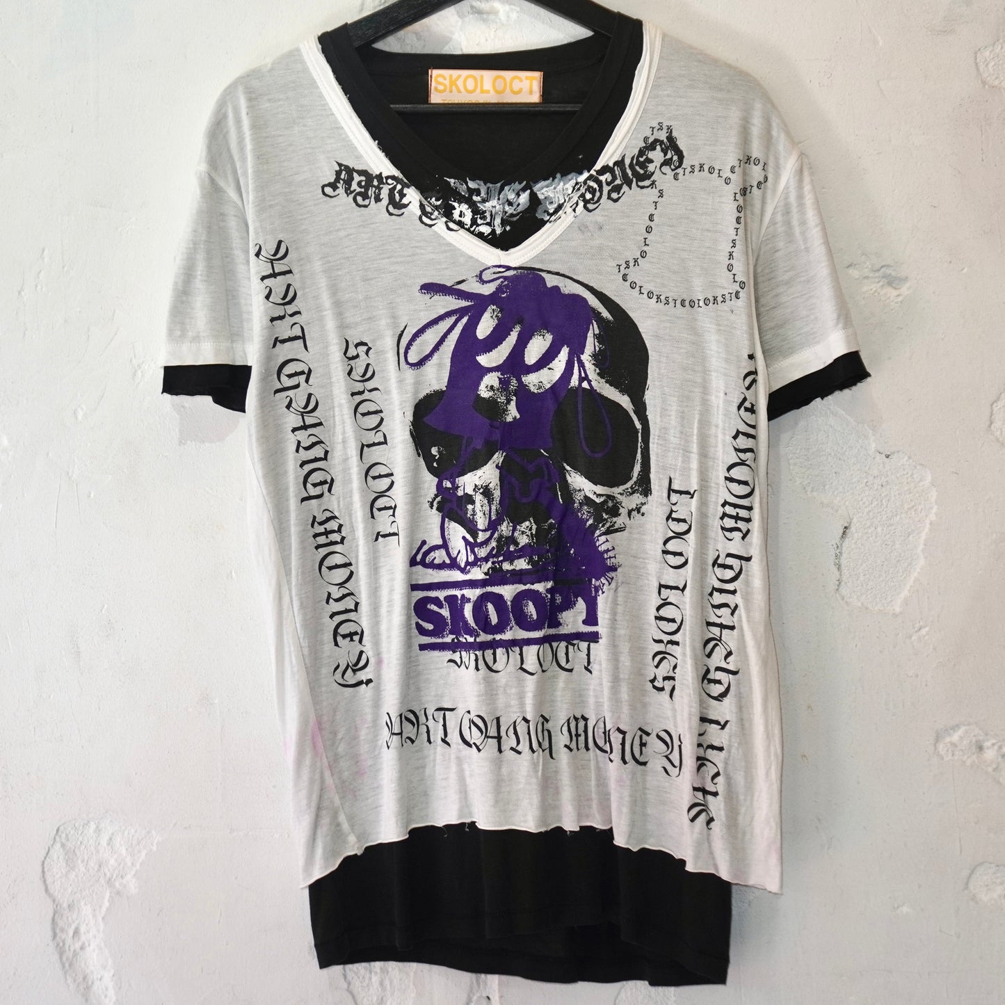 SKOLOCT SKOOPY REMAKE V-NECK T-SHIRT