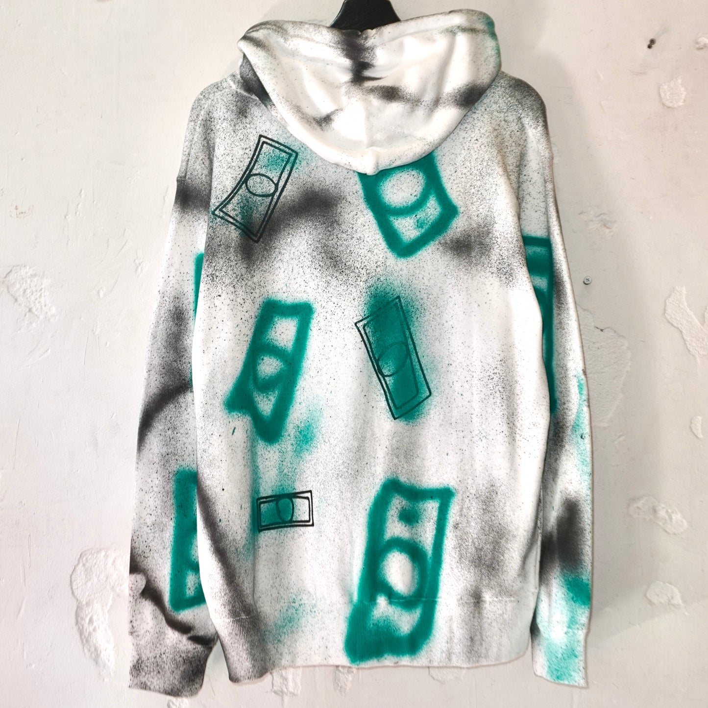 SKOLOCT SPRAY PAINTED REMAKE HOODIE (L)