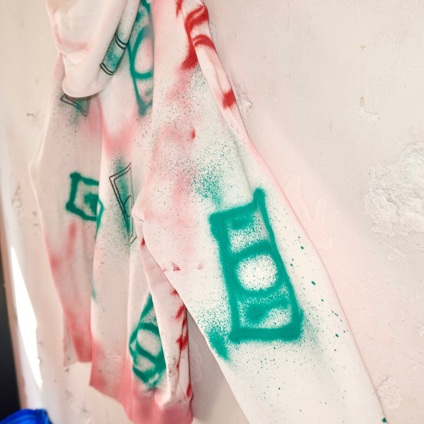 SKOLOCT SPRAY PAINTED REMAKE HOODIE (XL)