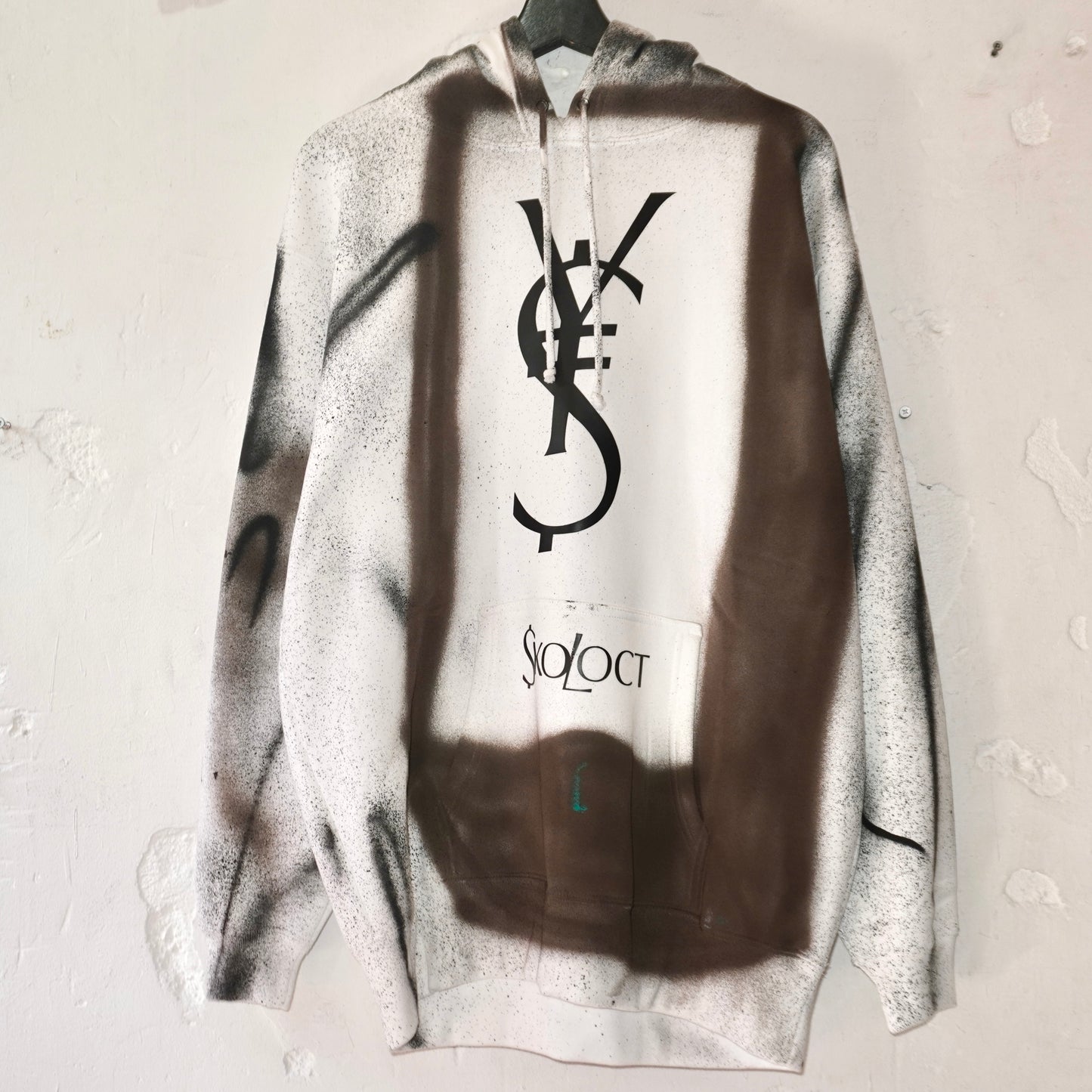 SKOLOCT SPRAY PAINTED REMAKE HOODIE (XL)