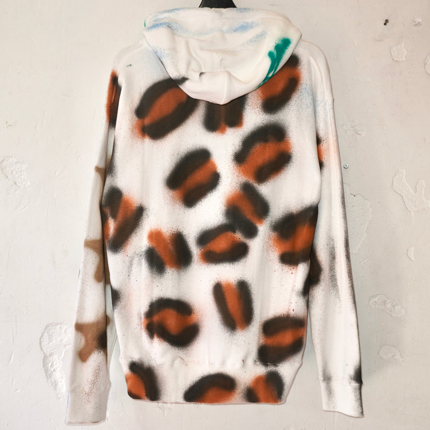 SKOLOCT SPRAY PAINTED REMAKE HOODIE (L)