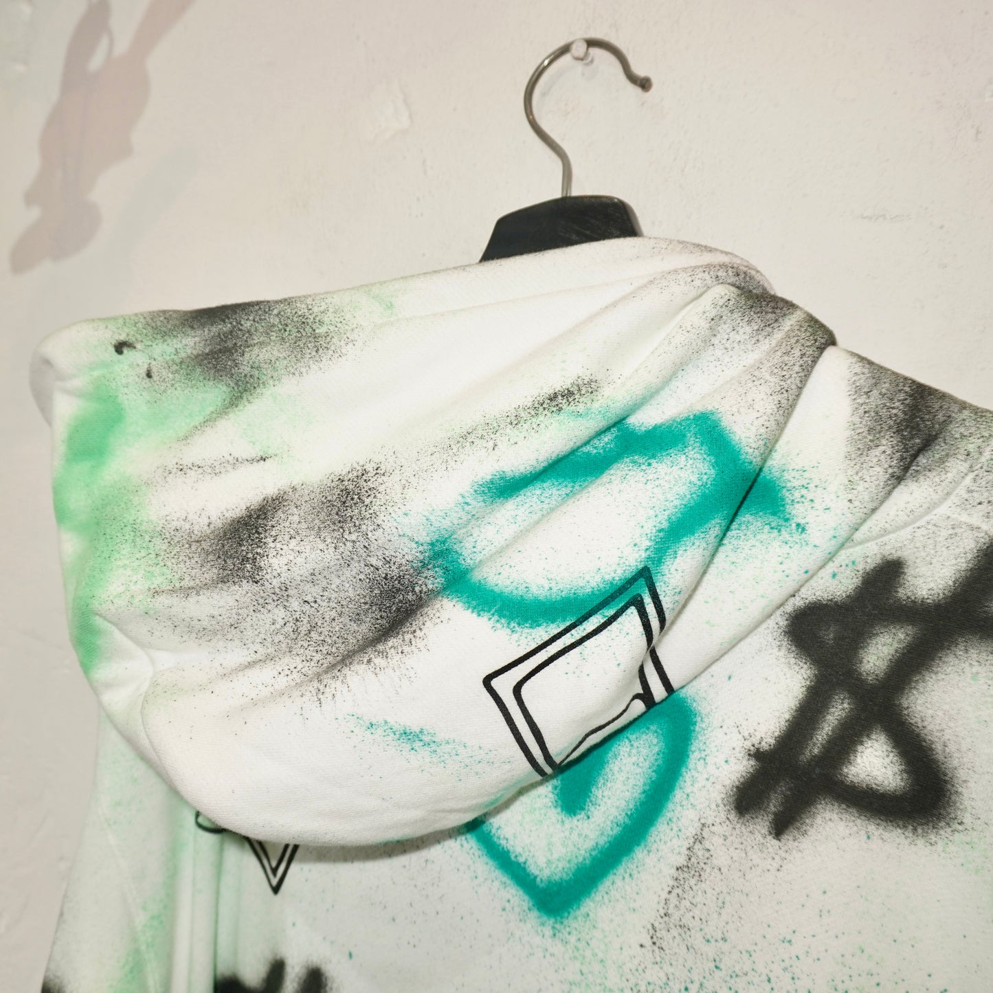 SKOLOCT SPRAY PAINTED REMAKE HOODIE (L)