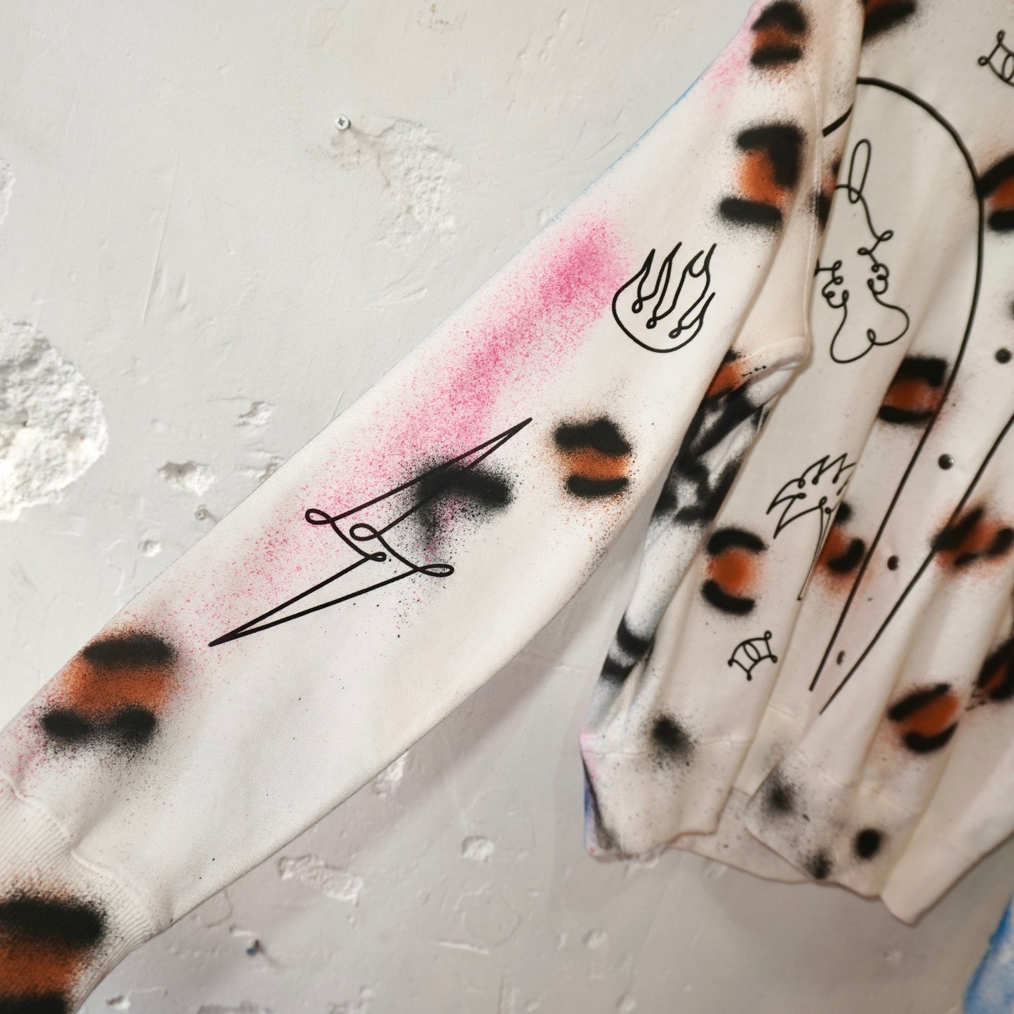 SKOLOCT SPRAY PAINTED REMAKE HOODIE (L)