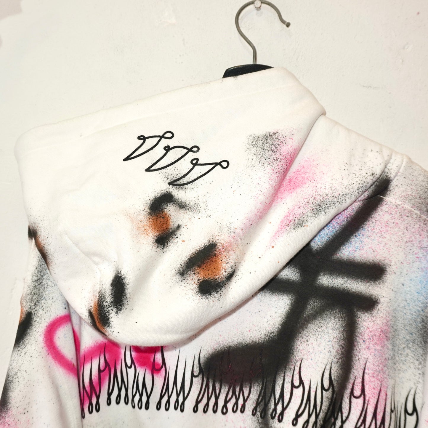 SKOLOCT SPRAY PAINTED REMAKE HOODIE (L)