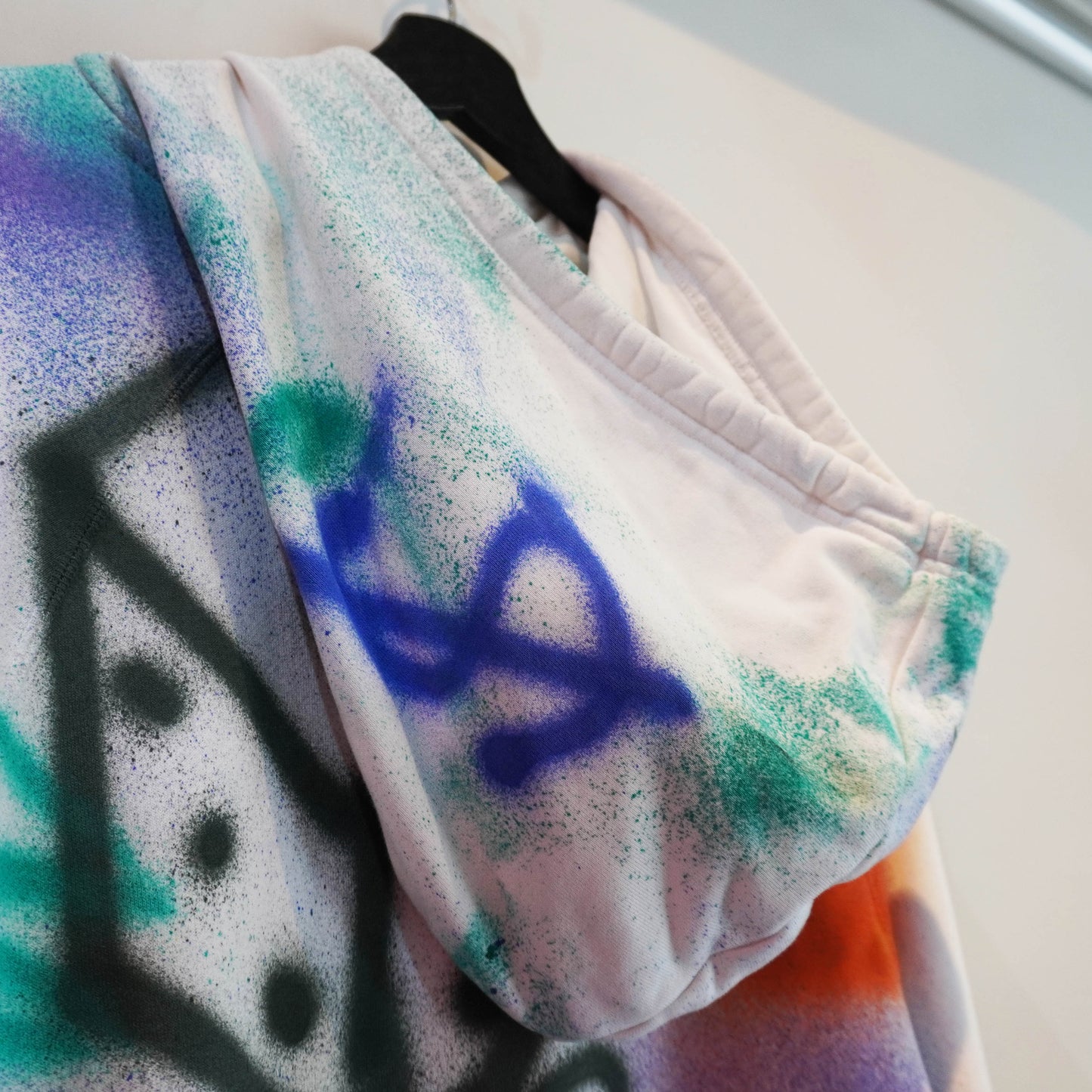 SKOLOCT SPRAY PAINTED REWORKED HOODIE (M)