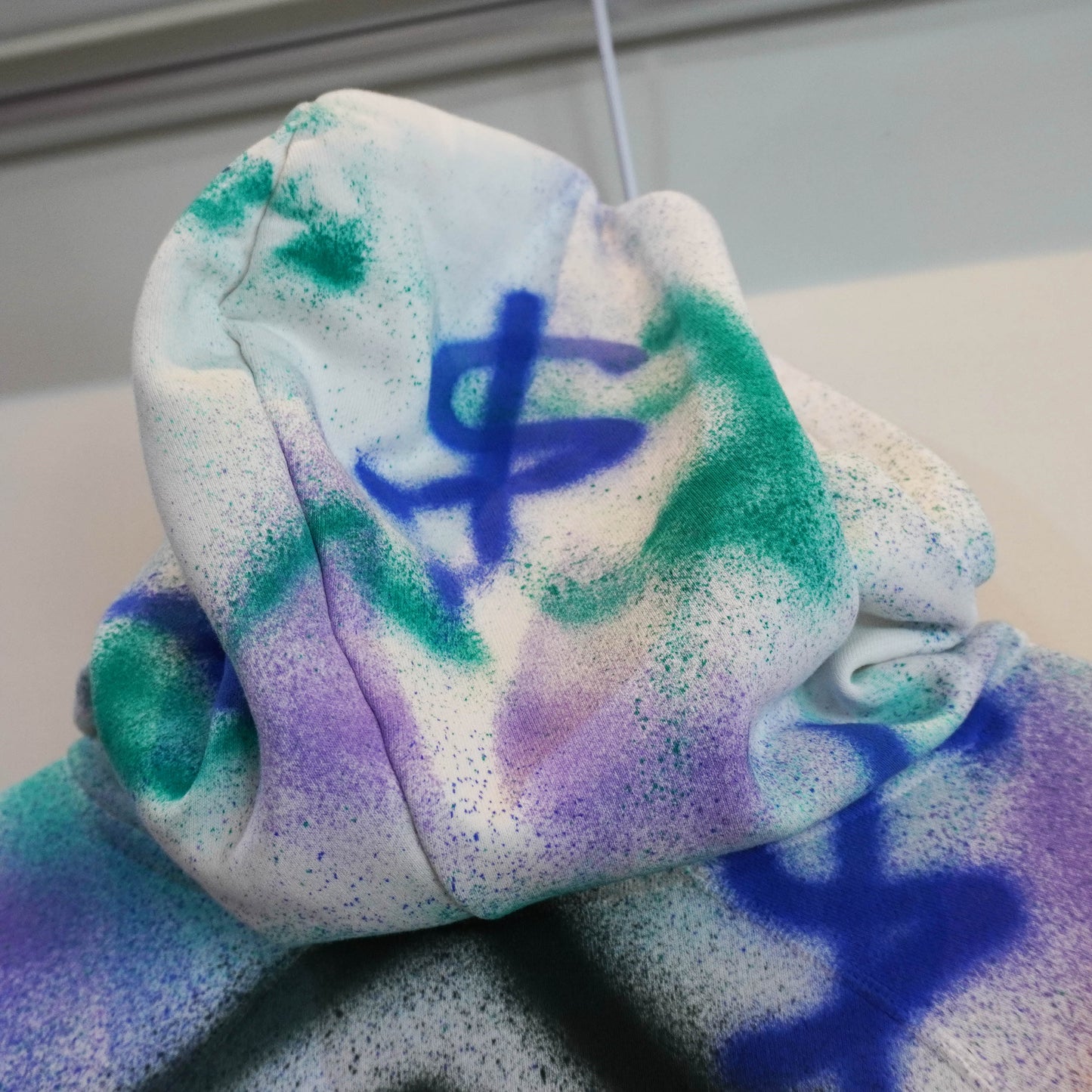 SKOLOCT SPRAY PAINTED REWORKED HOODIE (M)