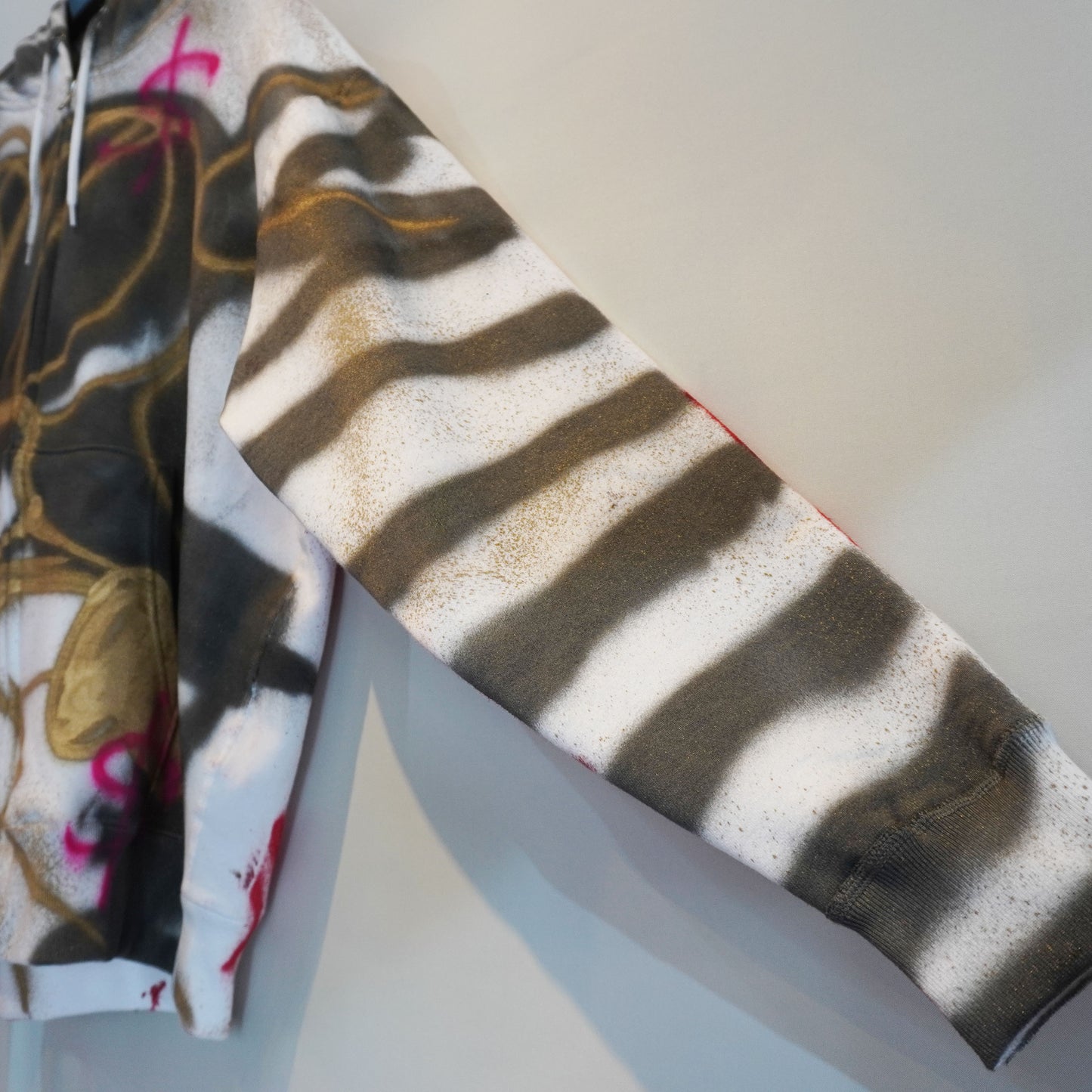 SKOLOCT SPRAY PAINTED ZIP HOODIE (L)